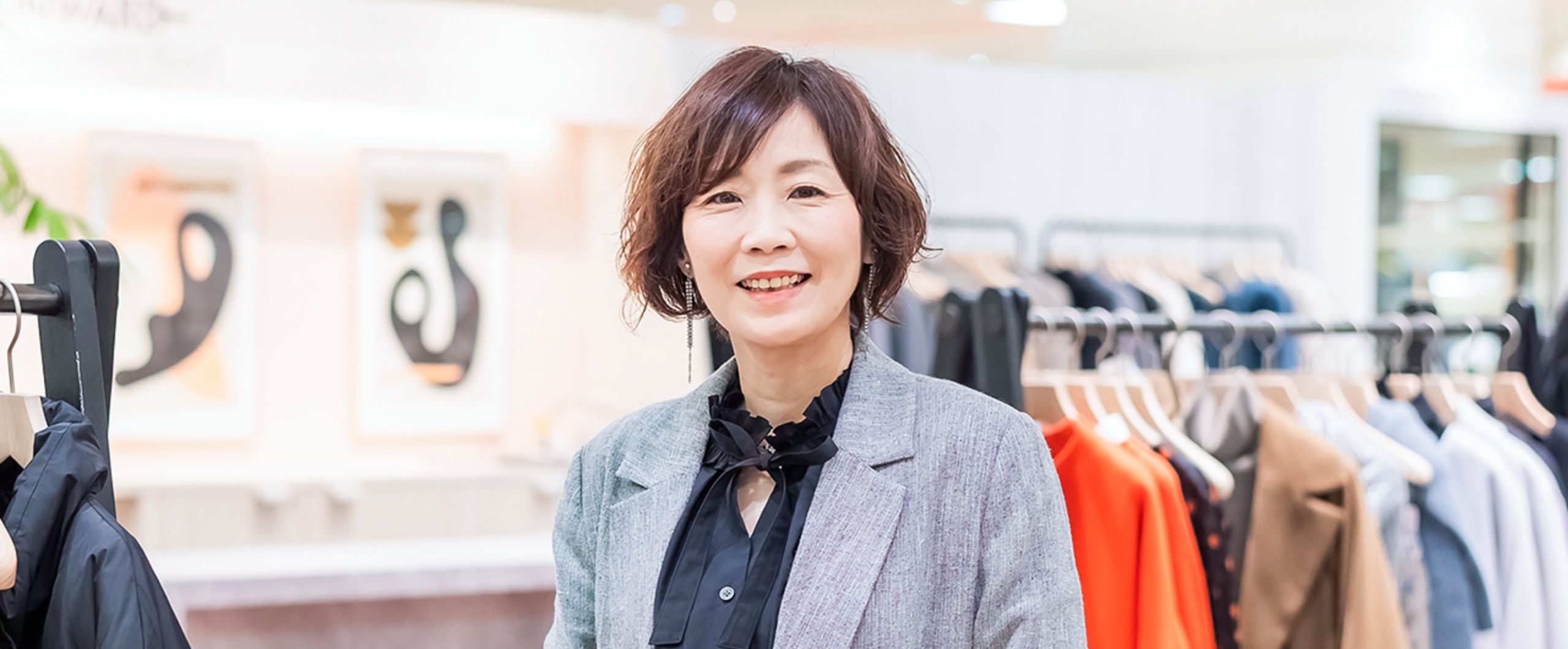 店内で笑顔で正面を向く女性ストアインフルエンサーの写真